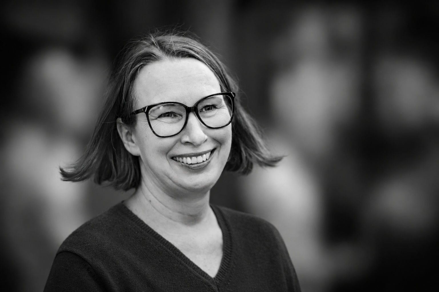 Portrait von Gudrun Hinz-Büttner in Schwarz-Weiß